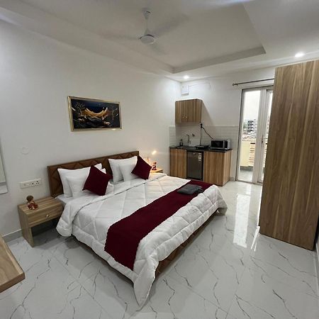 The Lodgers Studio Apartment Infront Of Artemis Hospital Gurugram คูร์เคาน์ ภายนอก รูปภาพ