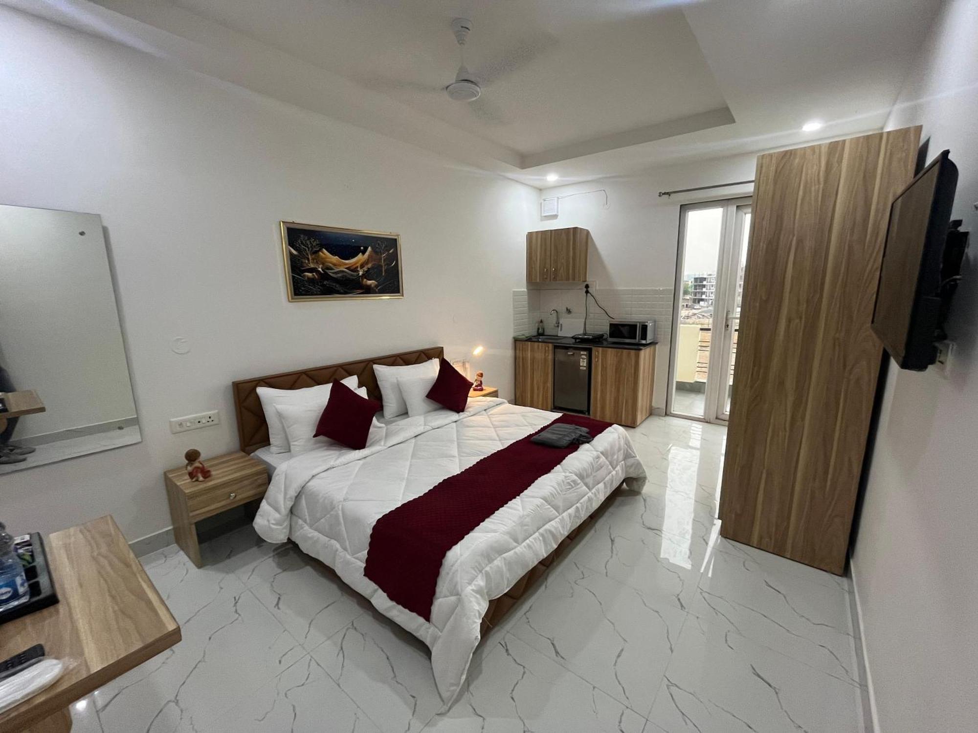 The Lodgers Studio Apartment Infront Of Artemis Hospital Gurugram คูร์เคาน์ ภายนอก รูปภาพ
