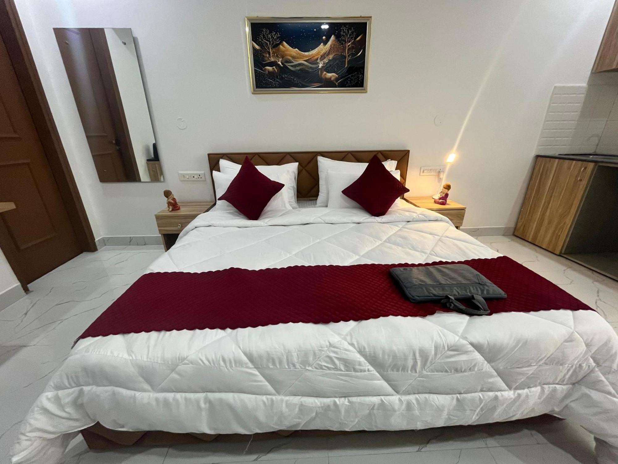The Lodgers Studio Apartment Infront Of Artemis Hospital Gurugram คูร์เคาน์ ภายนอก รูปภาพ