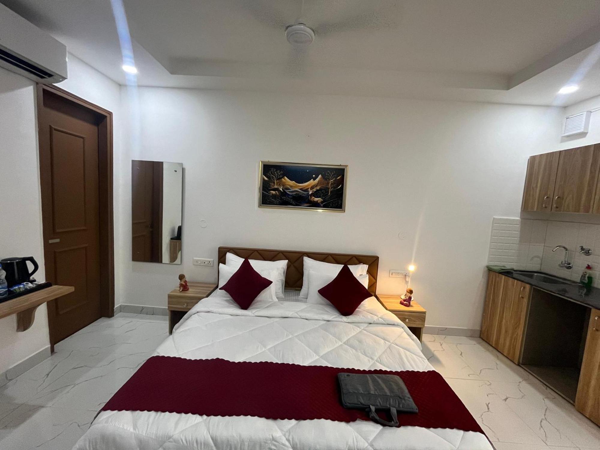 The Lodgers Studio Apartment Infront Of Artemis Hospital Gurugram คูร์เคาน์ ภายนอก รูปภาพ