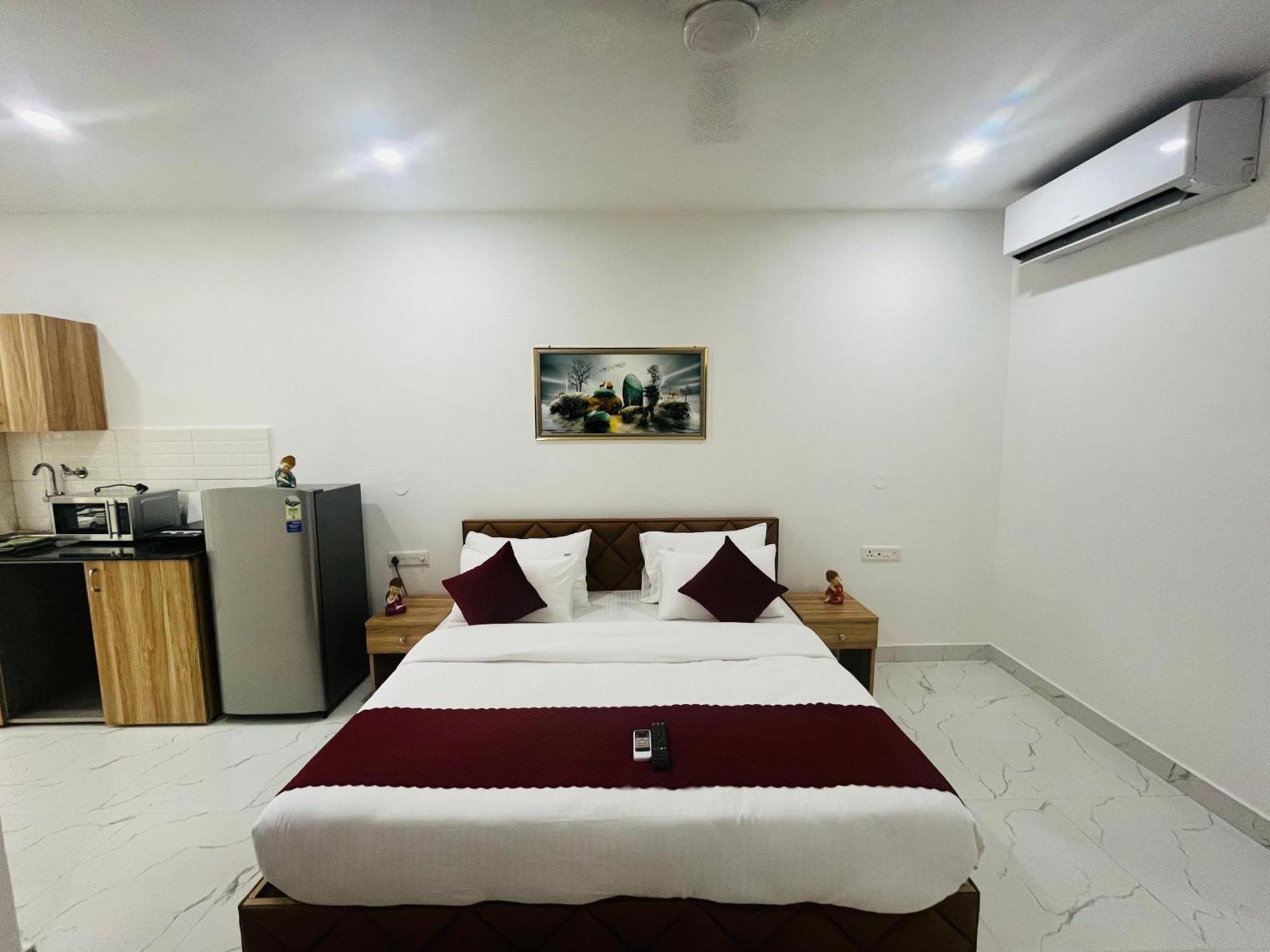 The Lodgers Studio Apartment Infront Of Artemis Hospital Gurugram คูร์เคาน์ ภายนอก รูปภาพ