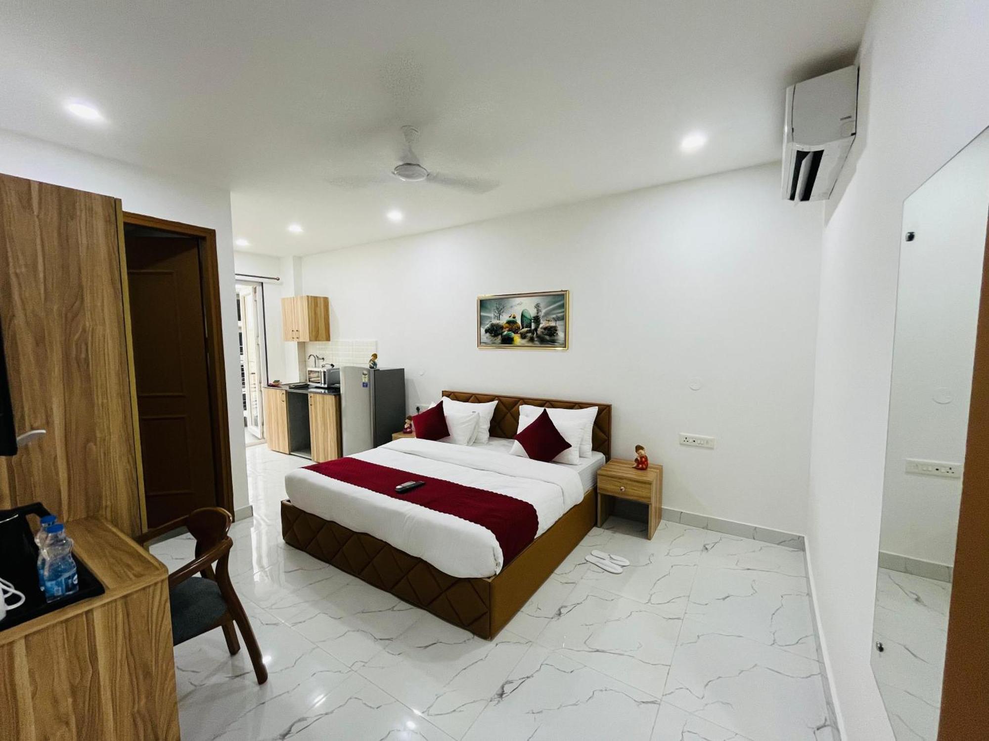 The Lodgers Studio Apartment Infront Of Artemis Hospital Gurugram คูร์เคาน์ ภายนอก รูปภาพ