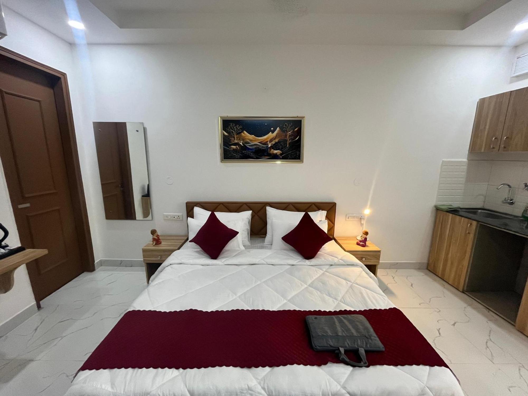 The Lodgers Studio Apartment Infront Of Artemis Hospital Gurugram คูร์เคาน์ ภายนอก รูปภาพ