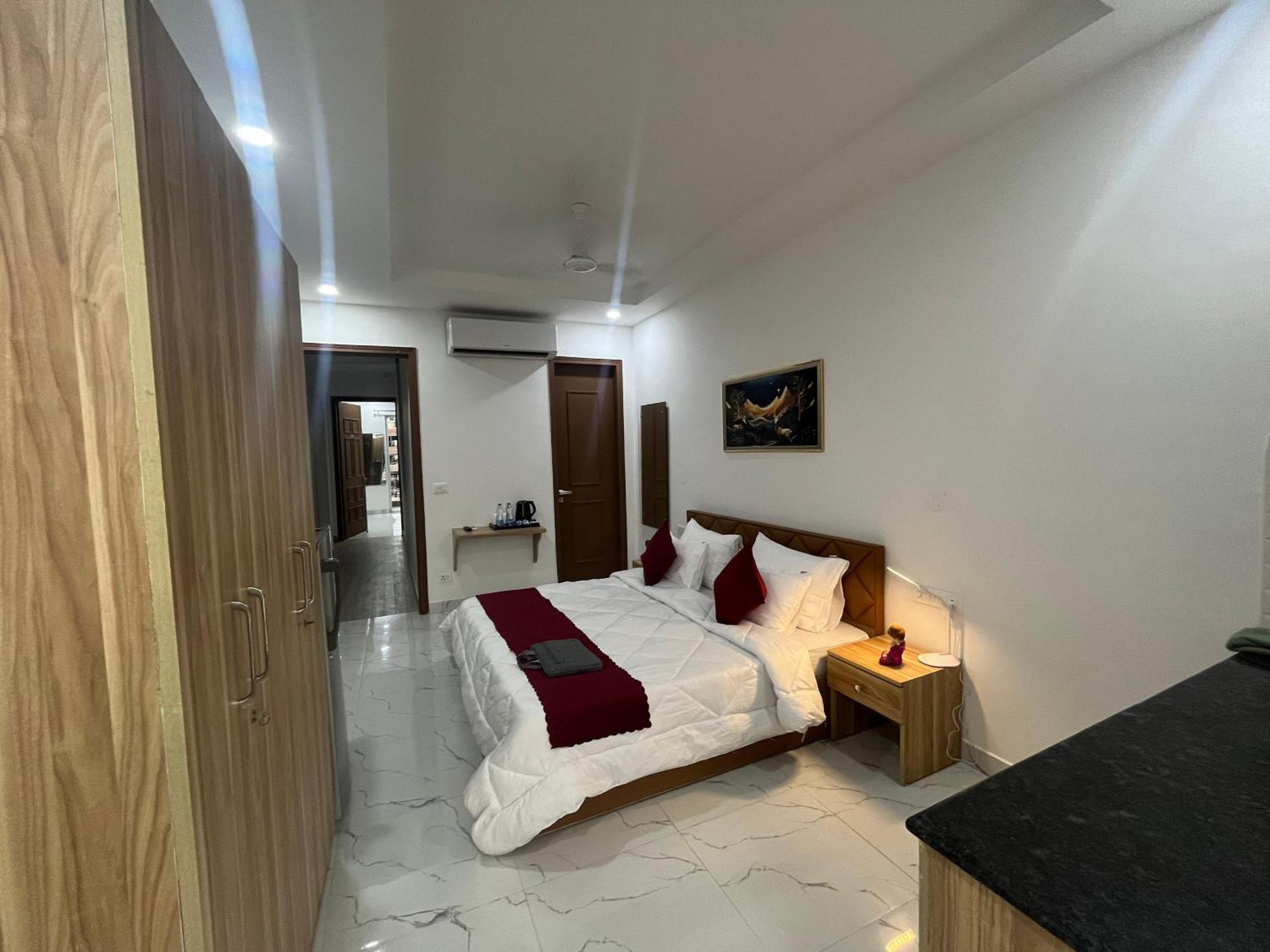 The Lodgers Studio Apartment Infront Of Artemis Hospital Gurugram คูร์เคาน์ ภายนอก รูปภาพ