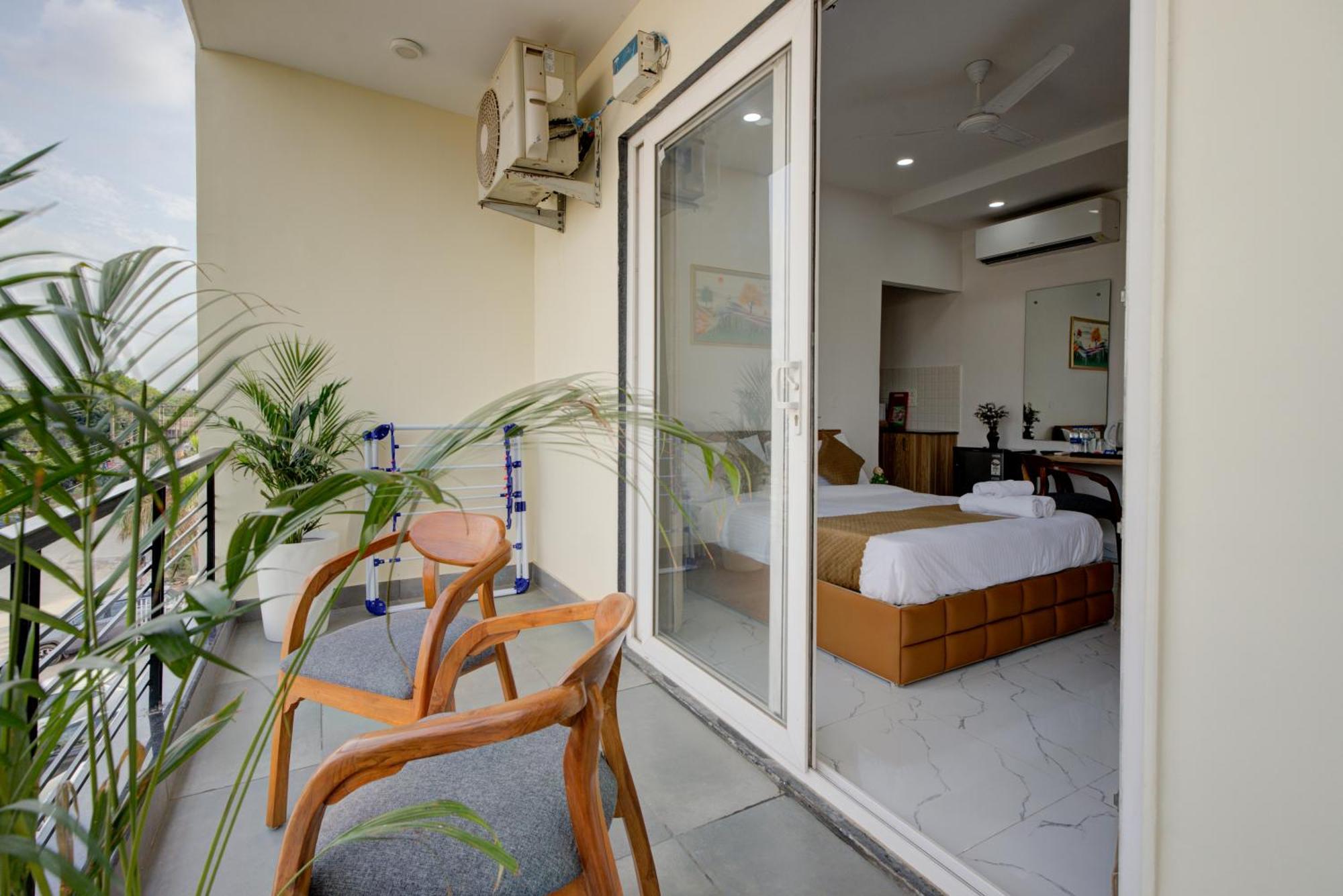 The Lodgers Studio Apartment Infront Of Artemis Hospital Gurugram คูร์เคาน์ ภายนอก รูปภาพ