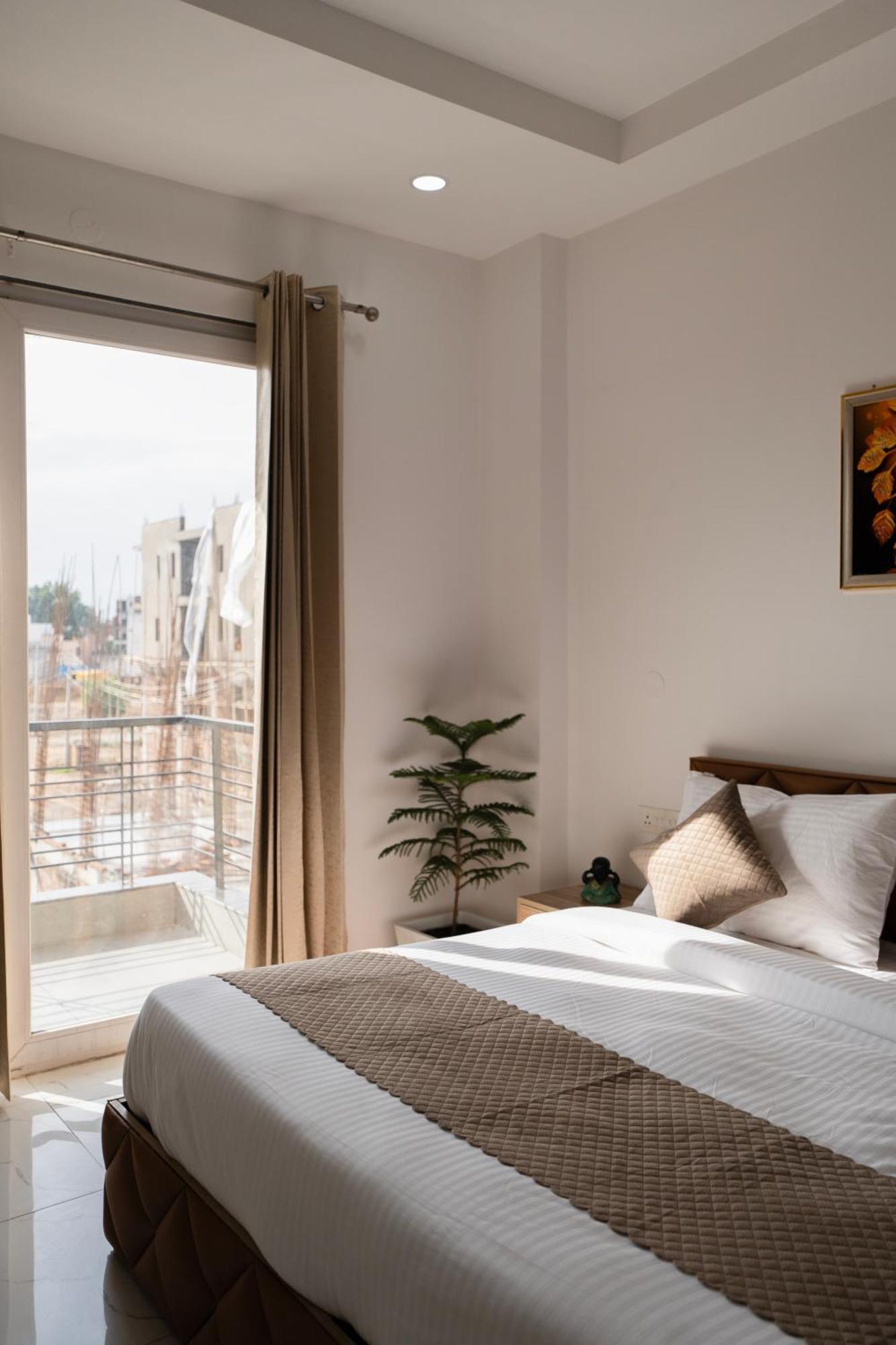 The Lodgers Studio Apartment Infront Of Artemis Hospital Gurugram คูร์เคาน์ ภายนอก รูปภาพ