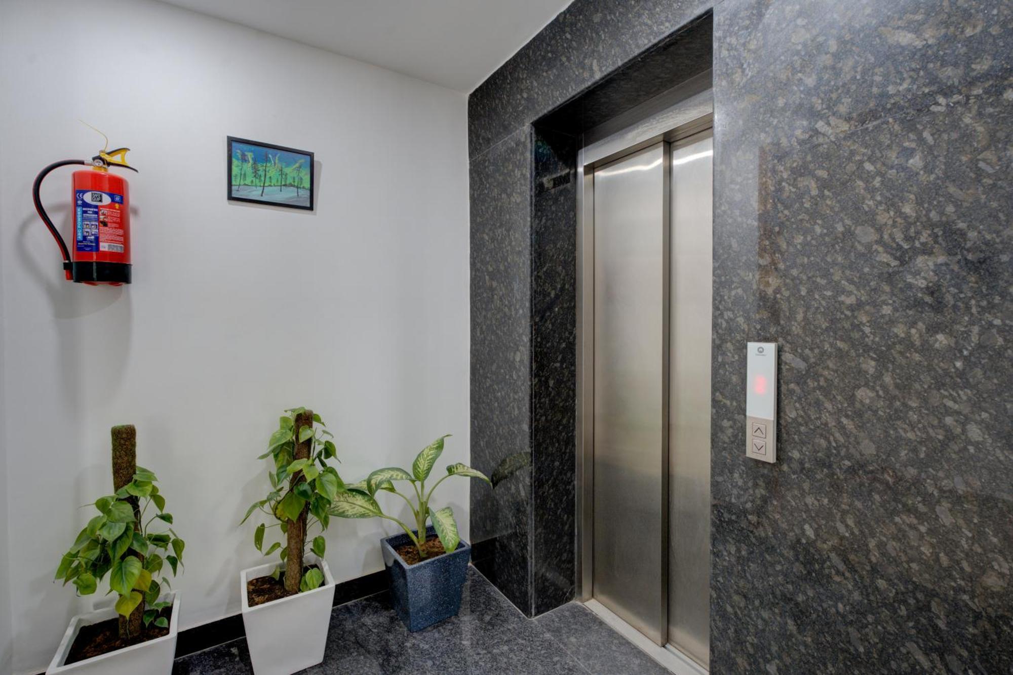 The Lodgers Studio Apartment Infront Of Artemis Hospital Gurugram คูร์เคาน์ ภายนอก รูปภาพ