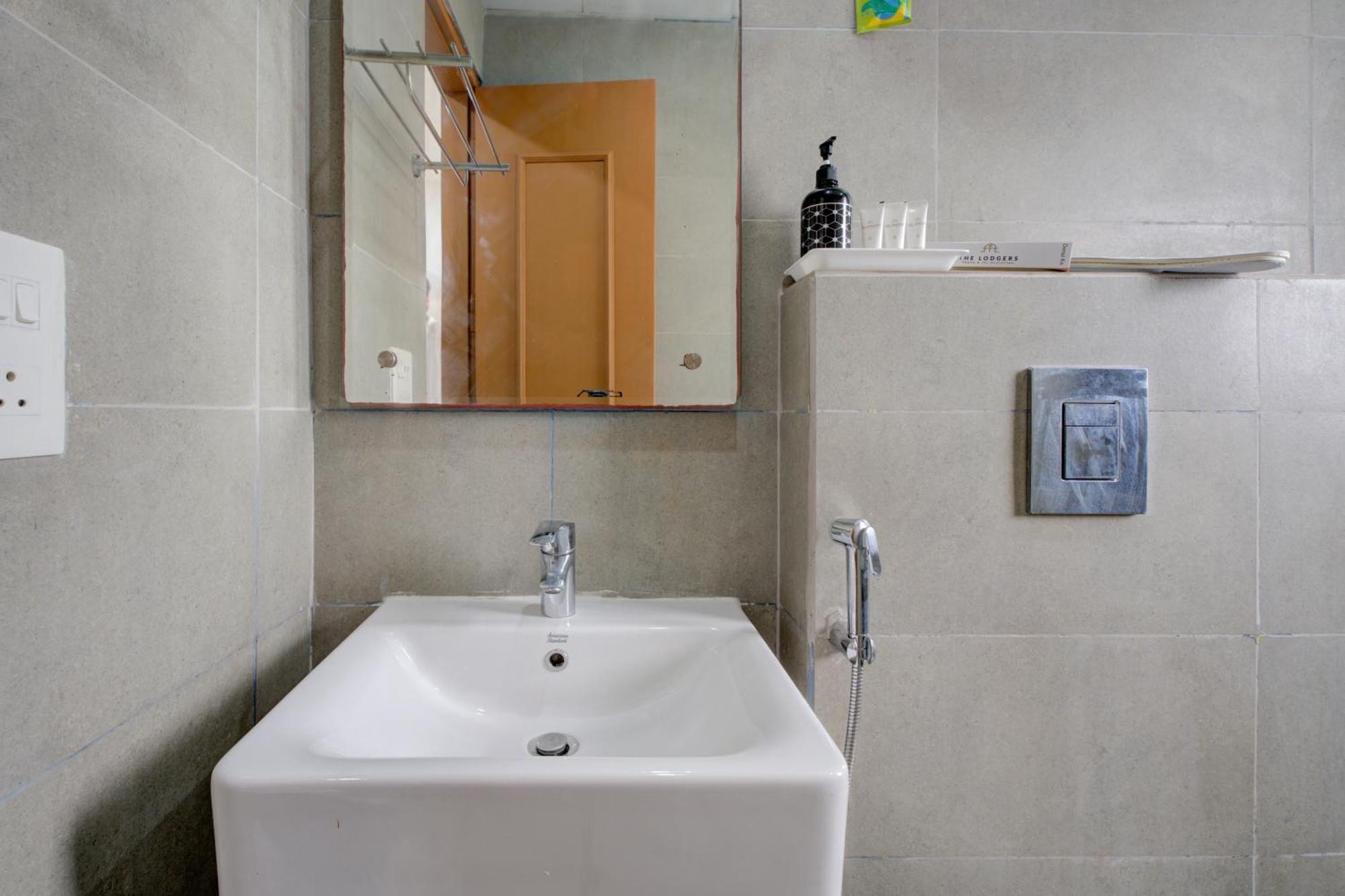 The Lodgers Studio Apartment Infront Of Artemis Hospital Gurugram คูร์เคาน์ ภายนอก รูปภาพ